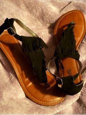 GUC Carlos Santana Fringe T-Strap Women's Sandals in Black